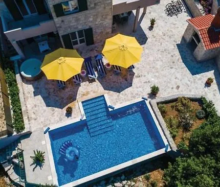 فيلة With Pool Petmat دوبروفينك